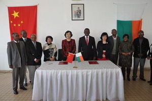 中国驻马达加斯加大使杨小茸出席向马文化部捐赠办公用品交接仪式 强化两国文化交流合作